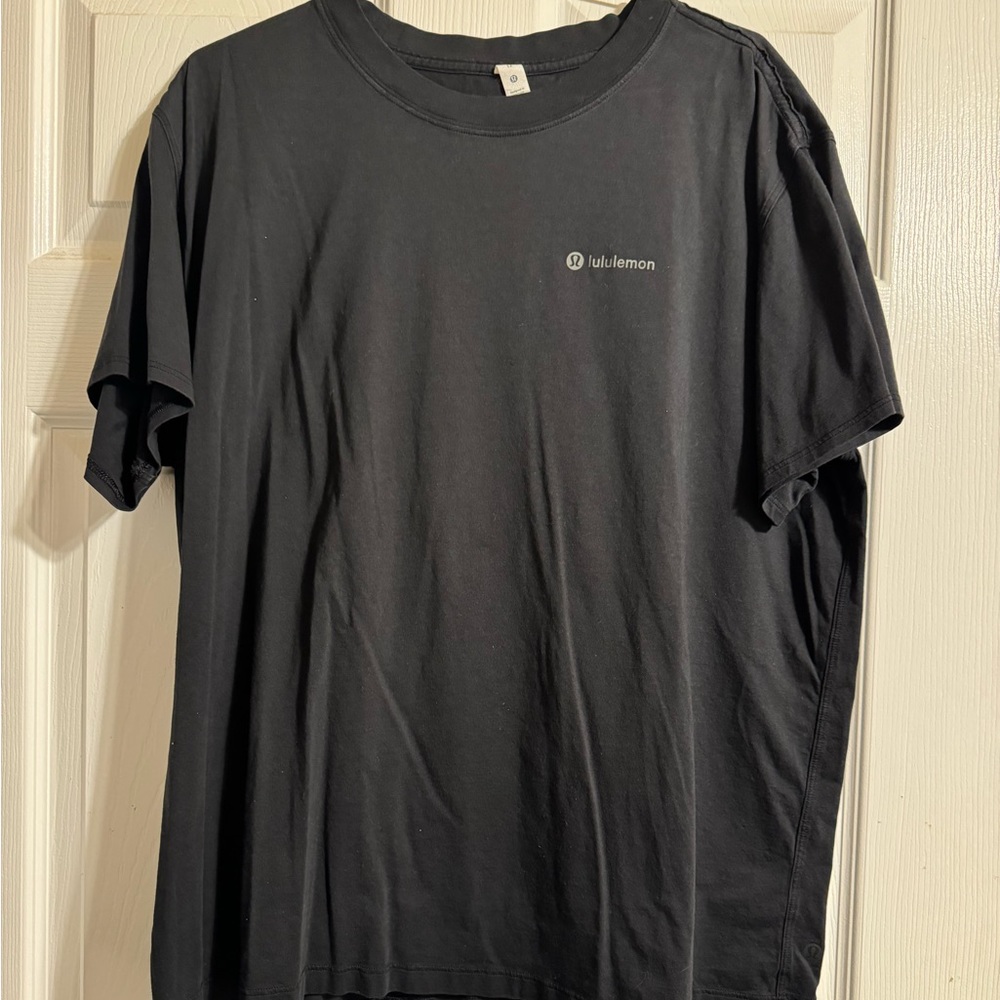 Size 12 Lululemon tee. In like new condition! Only worn maybe 4 times.
